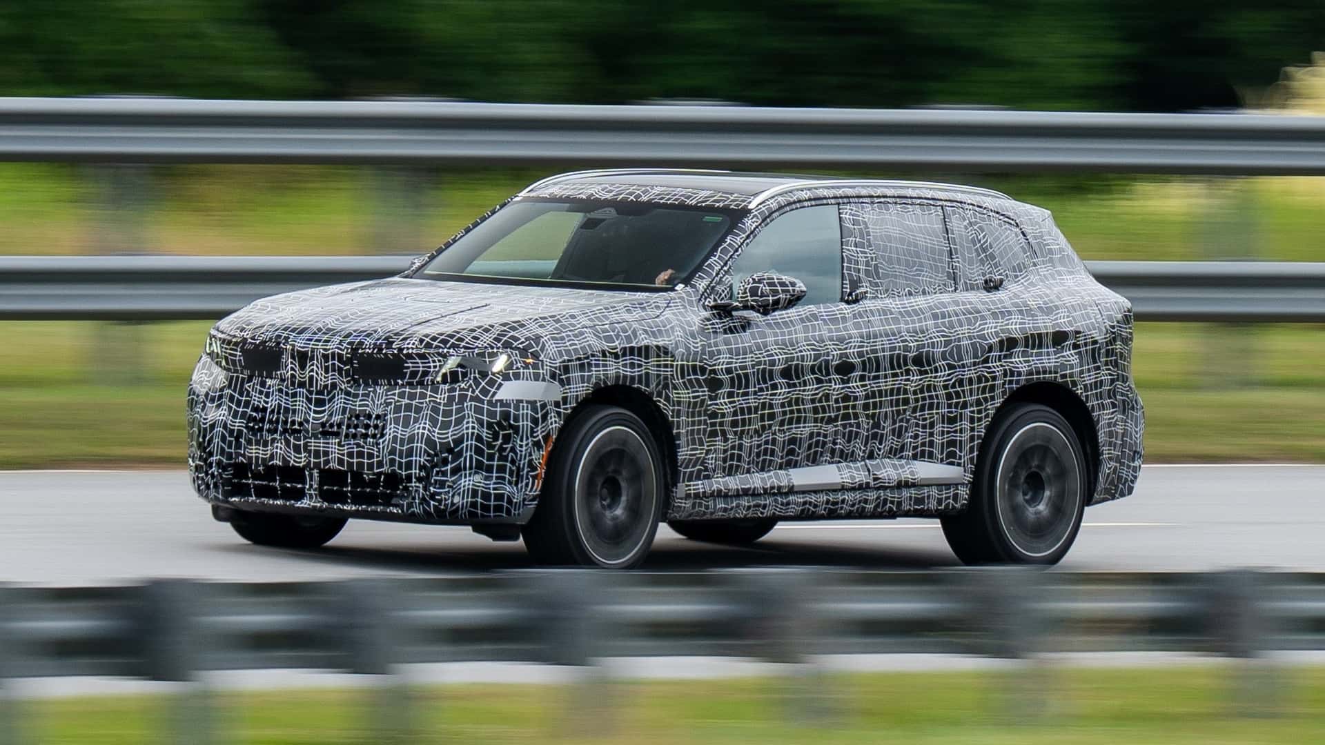 BMW X5 на доріжці з жовтими фарами під час вечірнього тестування