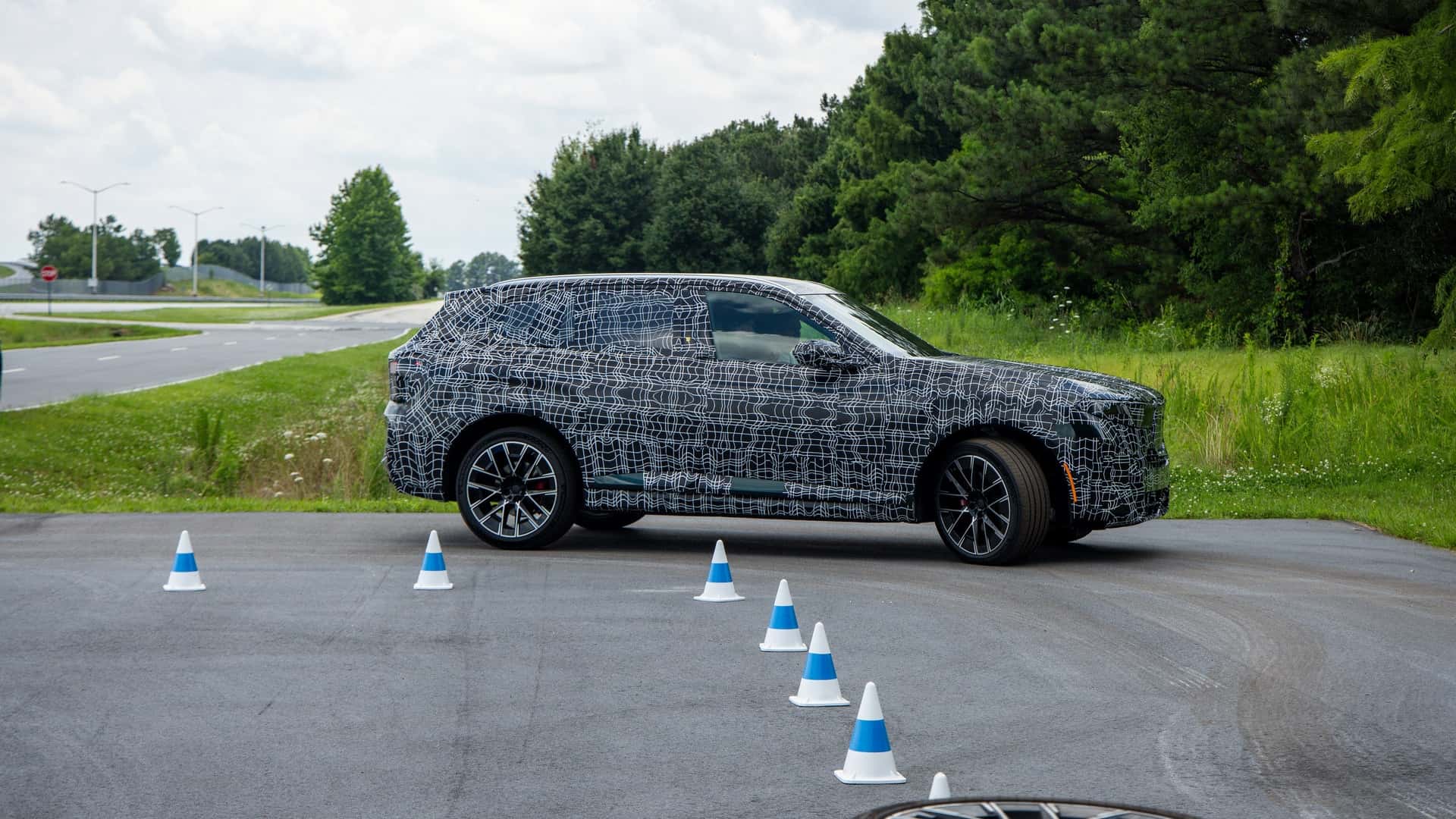 BMW X5 близького плану під час тестування в центрі міста