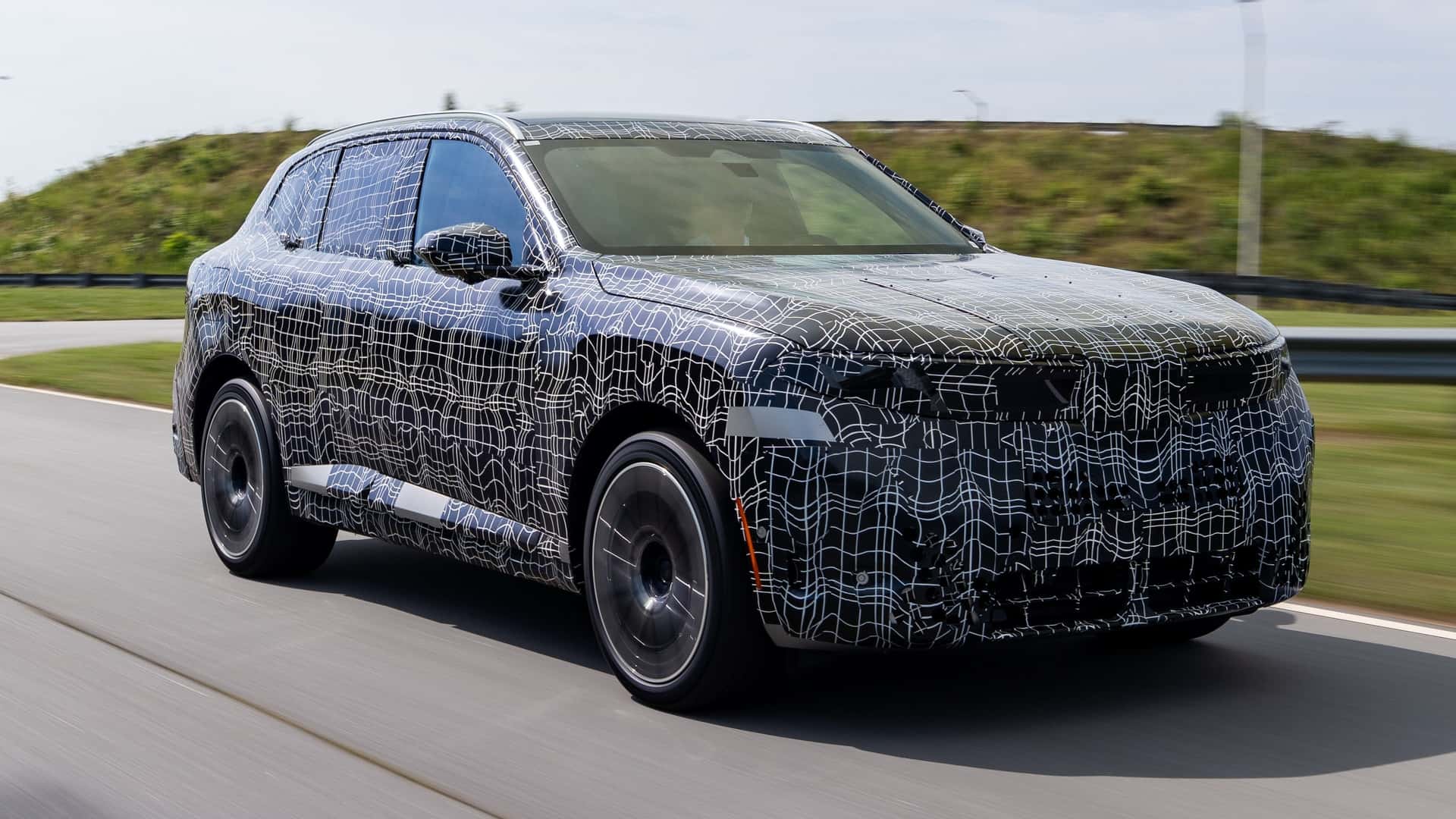 BMW X5 під час дорожніх випробувань на засніженій трасі