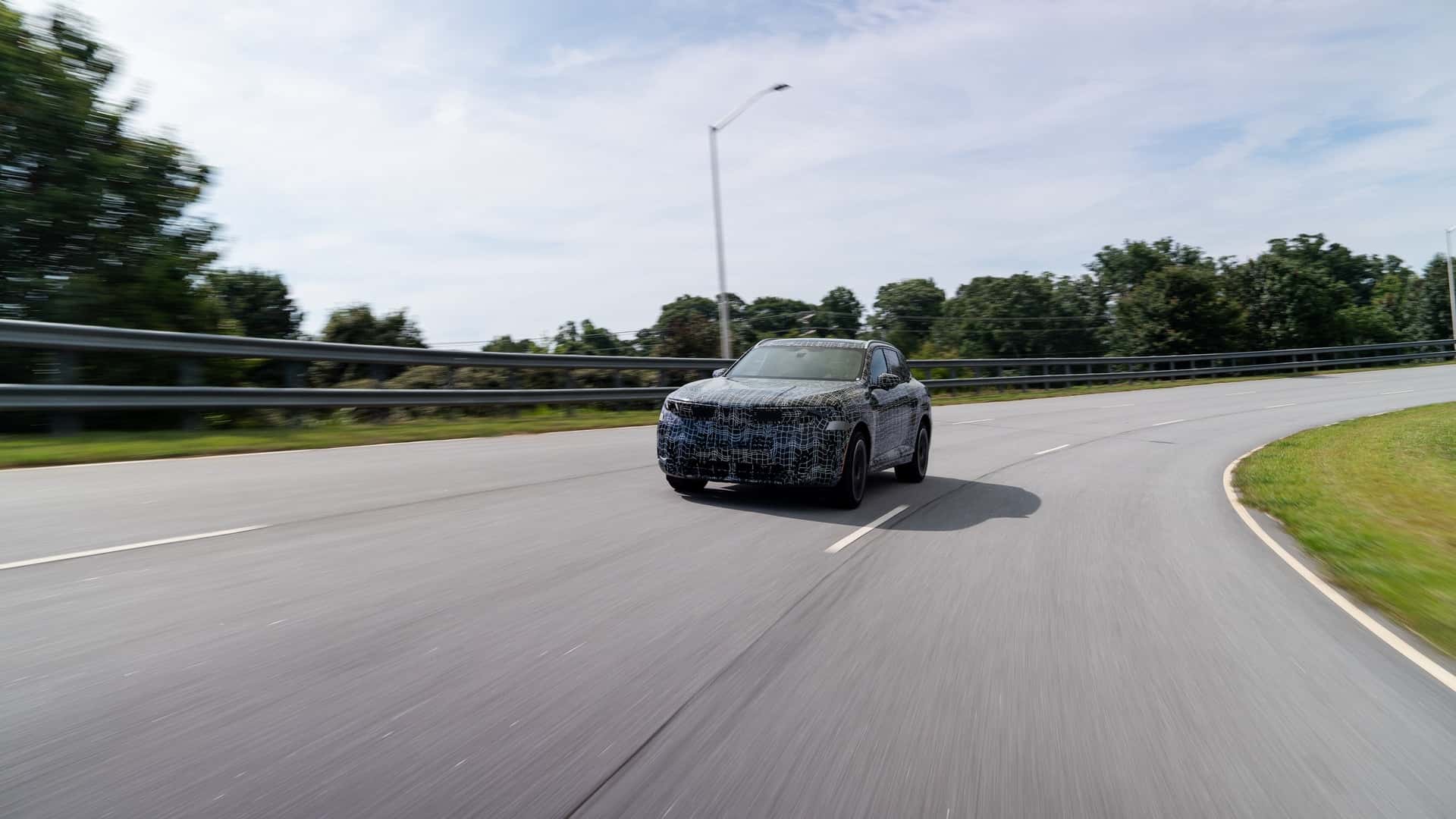 BMW X5 із задніми ліхтарями на дорозі з дощем