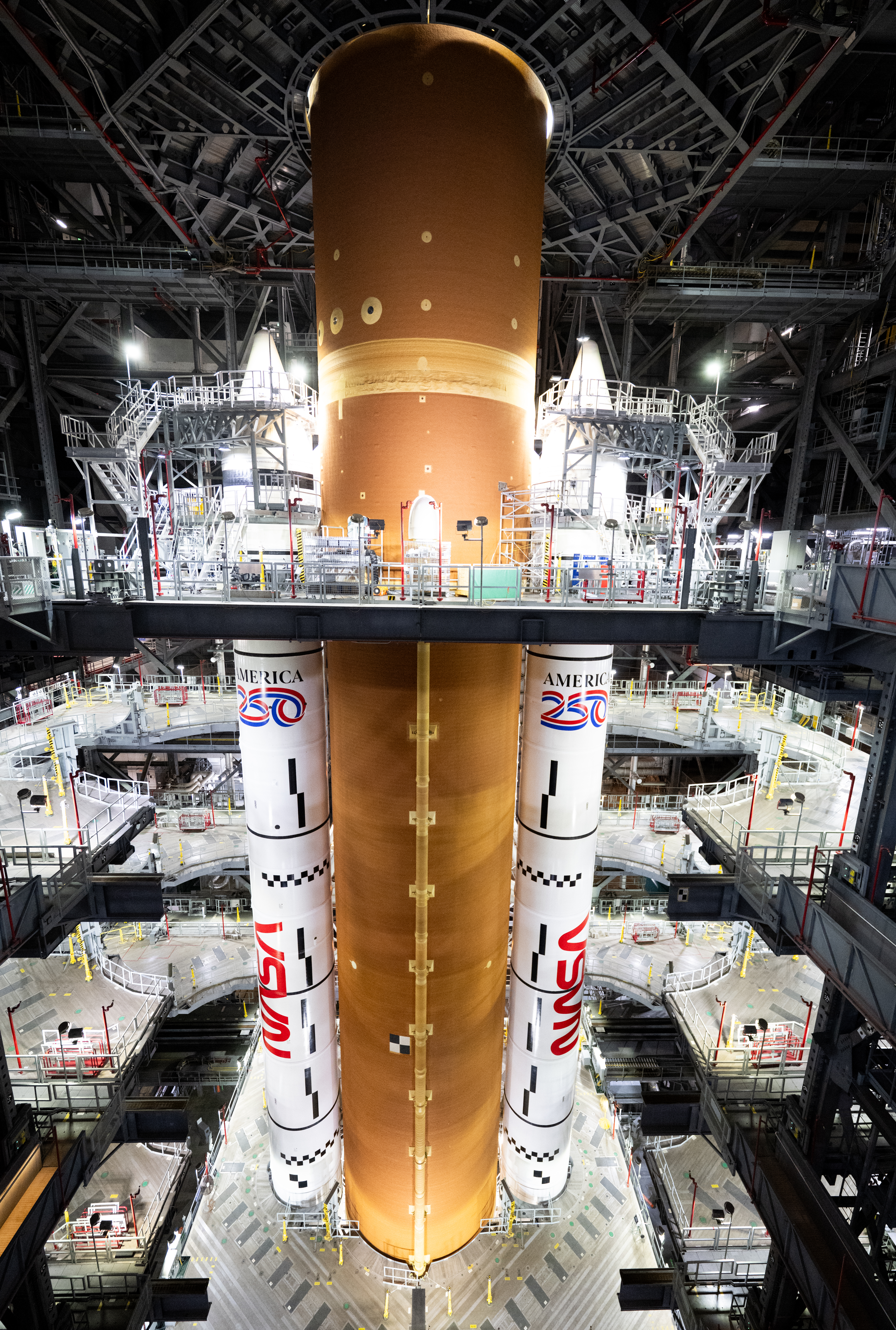 Центральная ступень ракеты Space Launch System (SLS). Иллюстрация: NASA