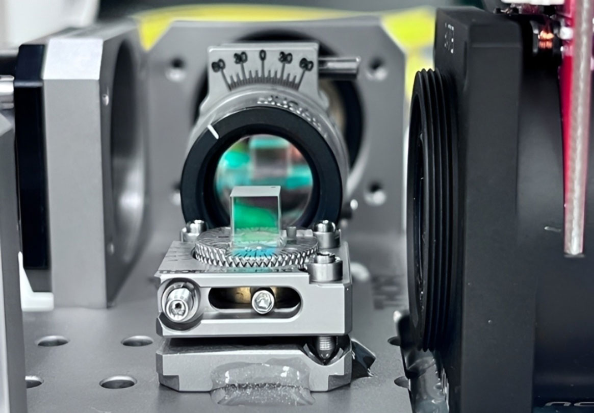At the heart of the device: a glass cube that receives photon pairs traveling in opposite directions and converts them into a quantum-entangled state. Illustration: CSIRO