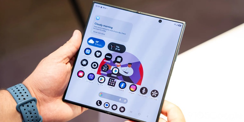 Le Galaxy Z Fold 8 Ultra conserve le format vertical allongé, avec un écran interne 8 pouces en Dynamic AMOLED 2X.