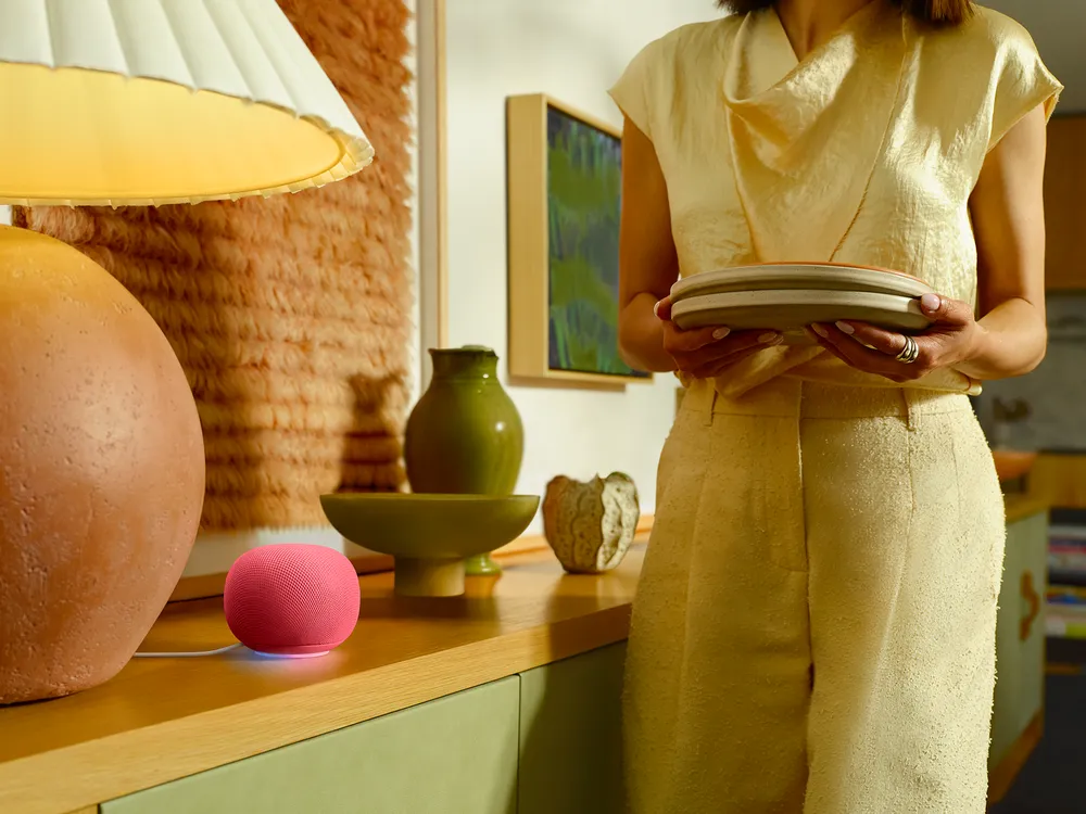 Google Home Speaker with футуристичне світлове кільце