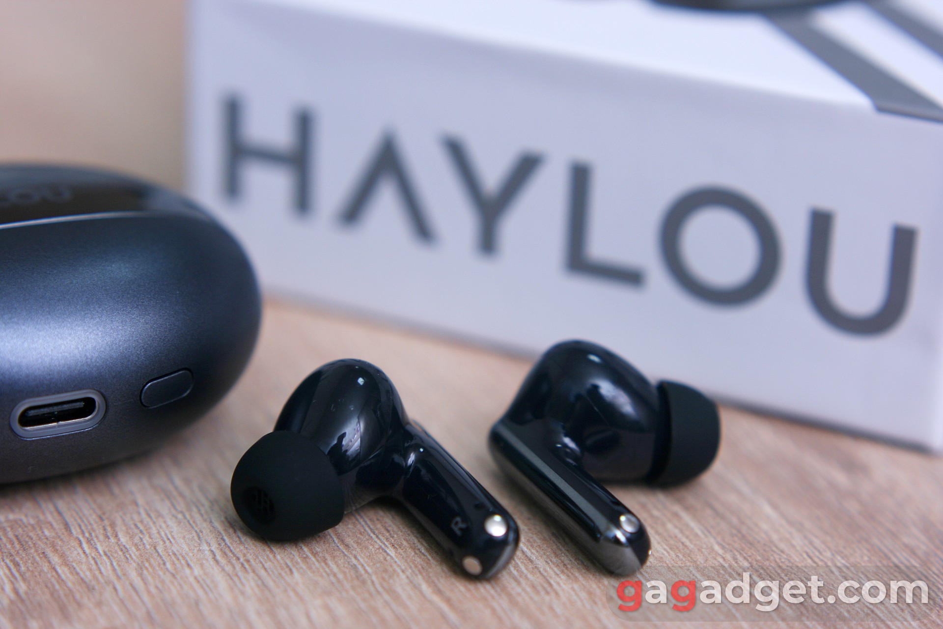 Haylou FlowBuds N55 на фоні пакування