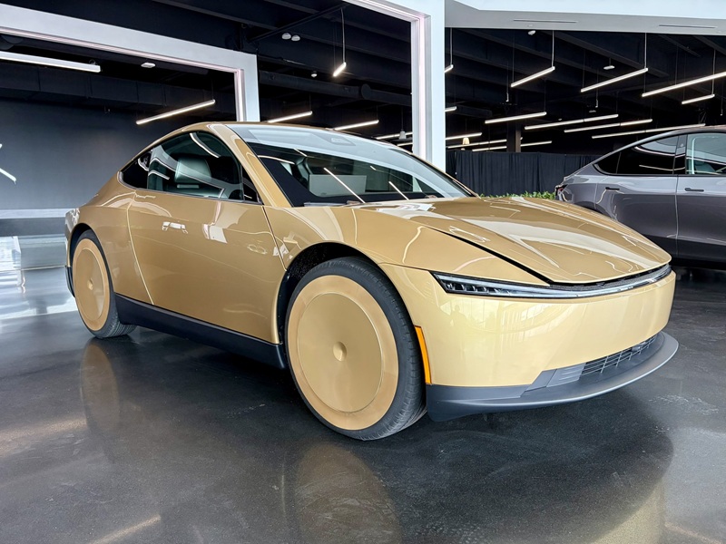 Tesla Cybercab перший серійний екземпляр