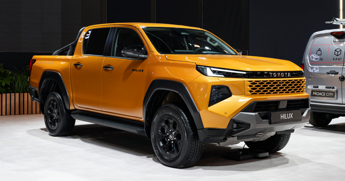 Toyota Hilux 2026 - hybrid side view