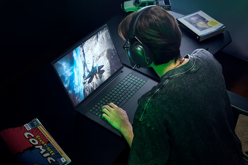 L'écran Dual Mode 18 pouces bascule entre 240 Hz en UHD+ et 440 Hz en FHD+.