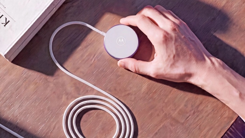 Le Moto Snap Wireless Charger de Motorola, présenté à l'IFA 2026 de Berlin.