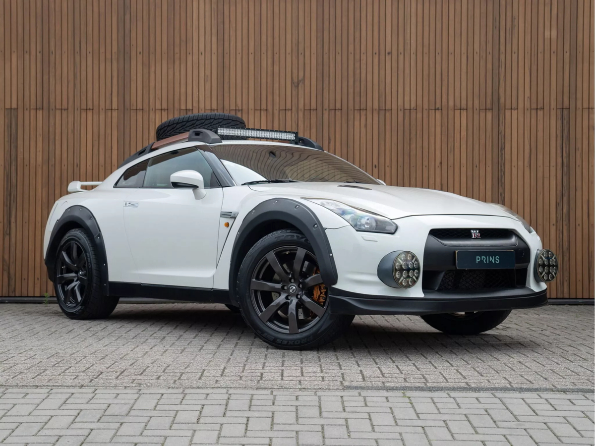 Nissan GT-R R35 2010 года вид сбоку