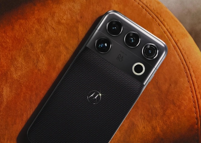 Le module caméra asymétrique du Motorola Signature 27, en finition Coal Smoke.