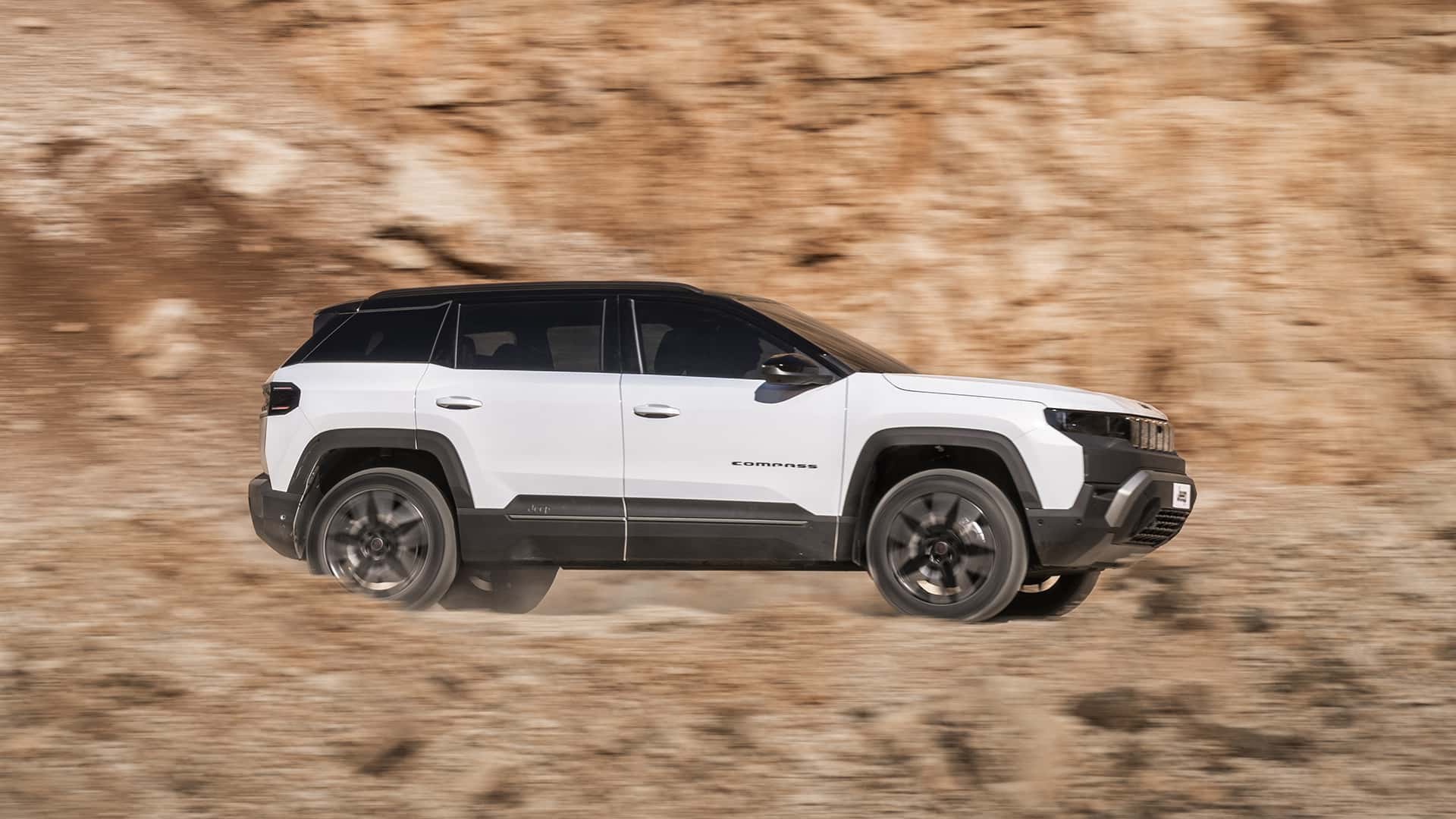 Jeep Compass 4xe 2026 - водитель в действии