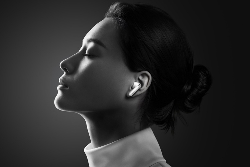 Huawei FreeBuds 7 — design semi-intra-auriculaire, 4,3 g par écouteur, disponibles en quatre coloris.