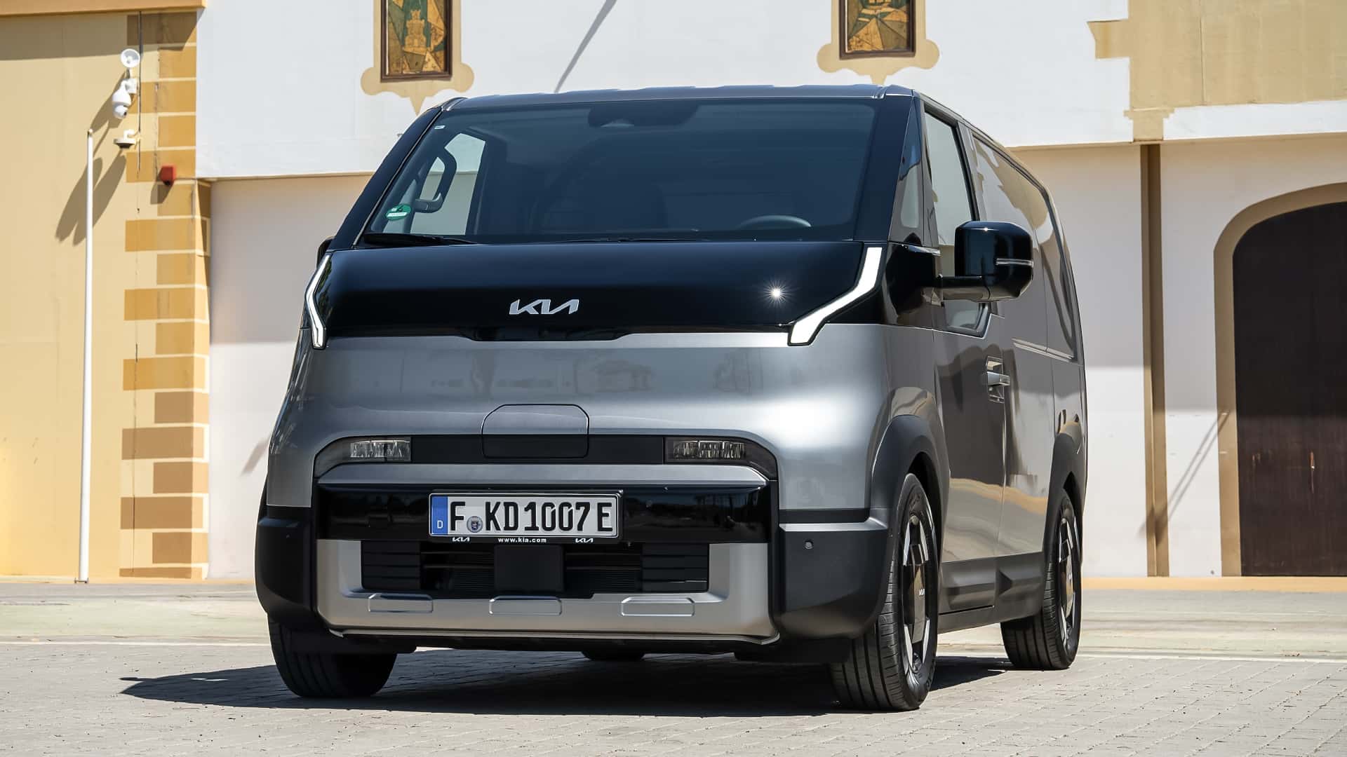 Бічний вид Kia PV5 WAV під час тестування