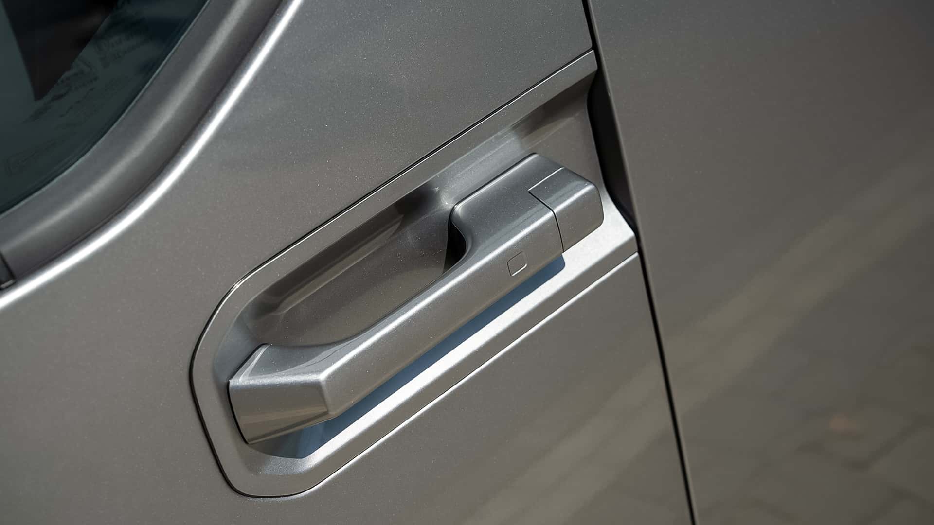 Kia PV5 WAV на звивистій дорозі