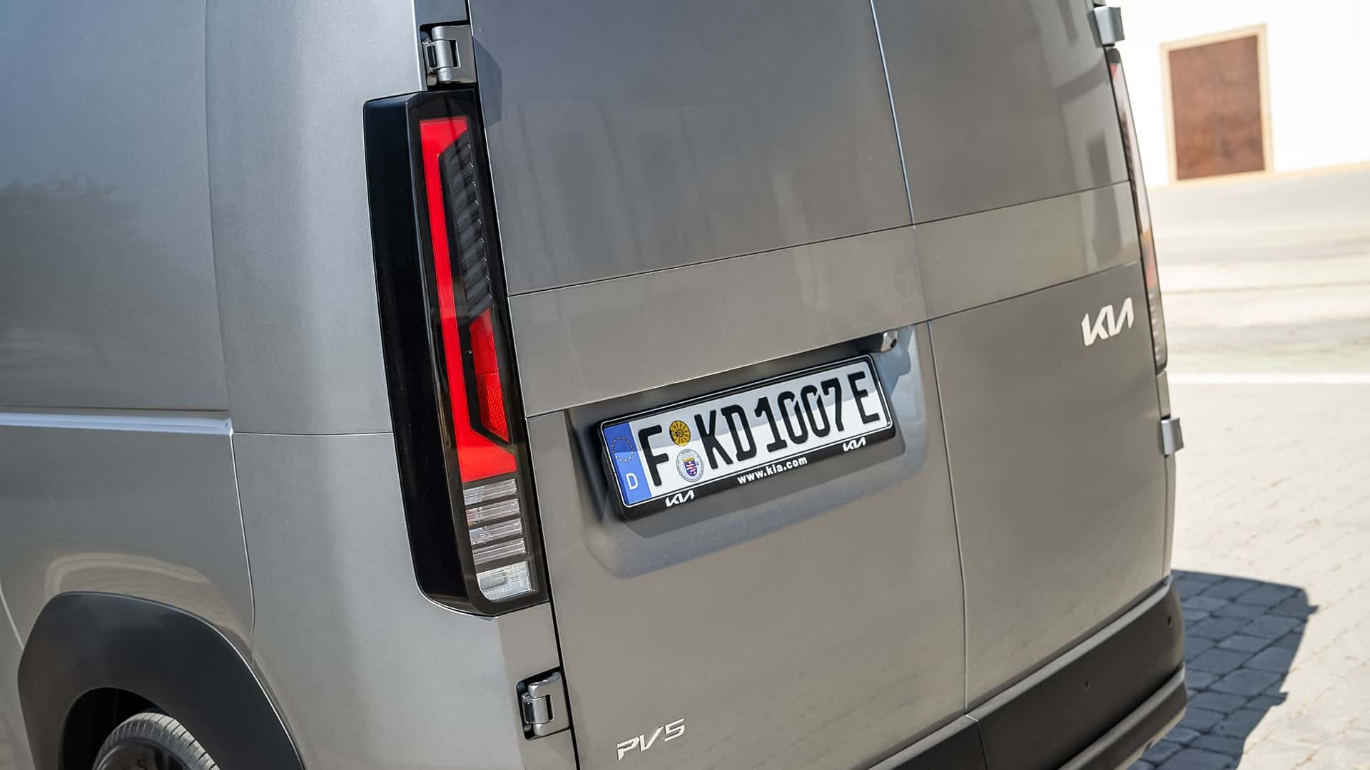 Kia PV5 WAV на парковці