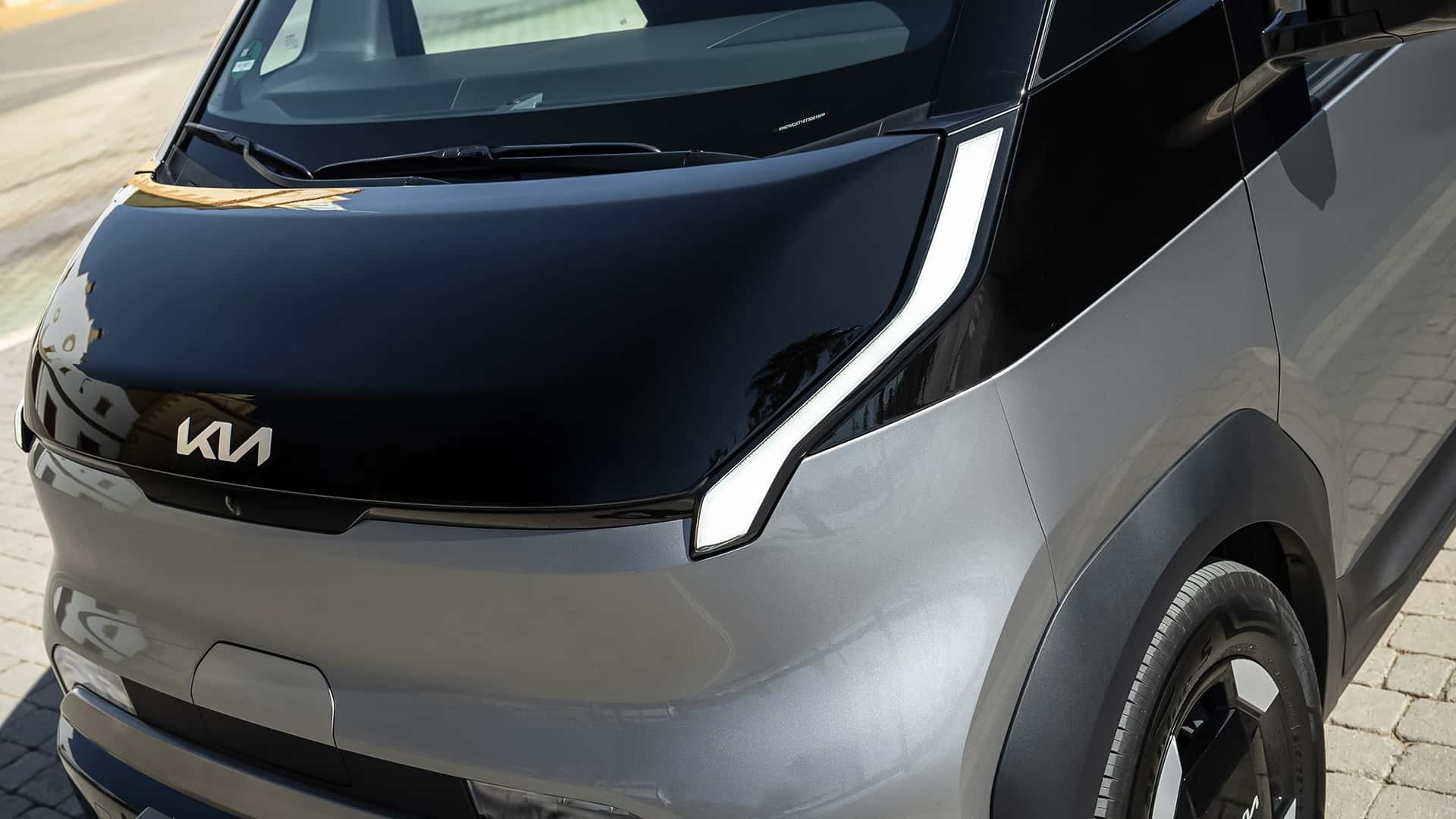 Kia PV5 WAV з персоналом під час тестування