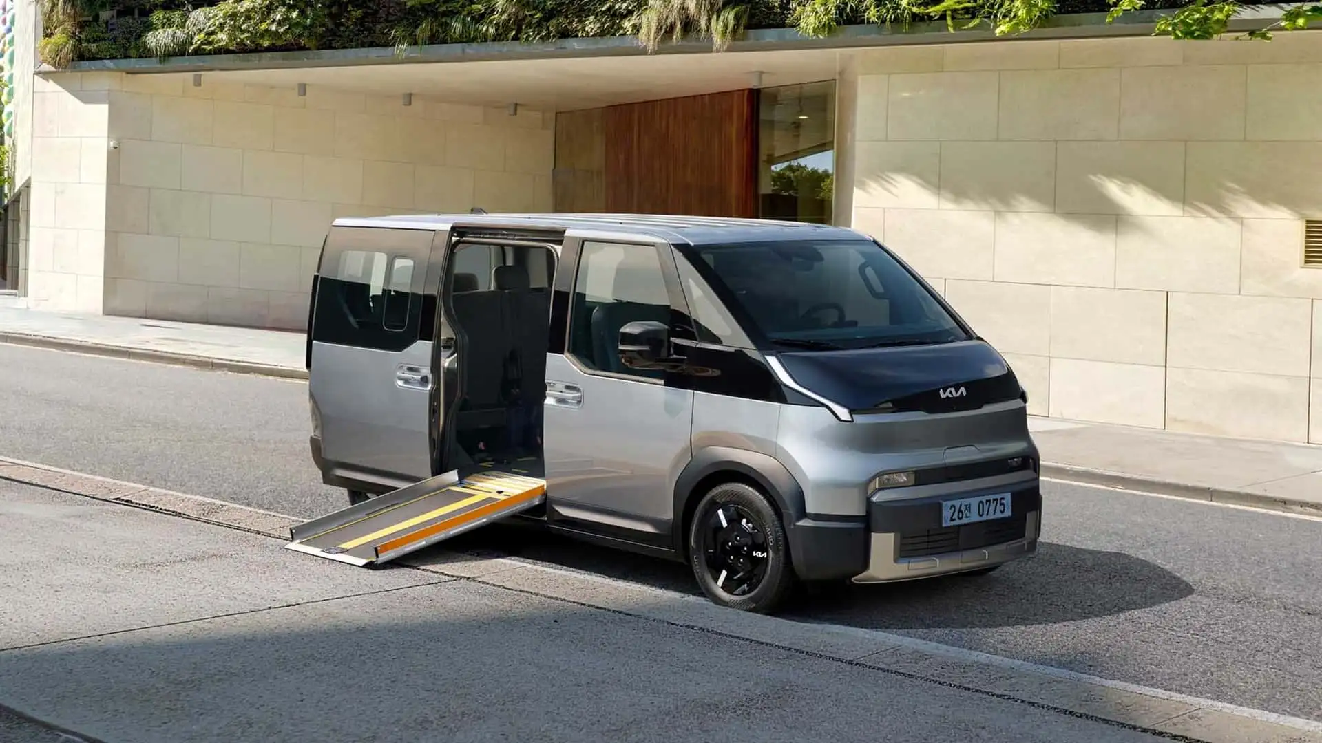 Двосекційна телескопічна рампа для Kia PV5 WAV