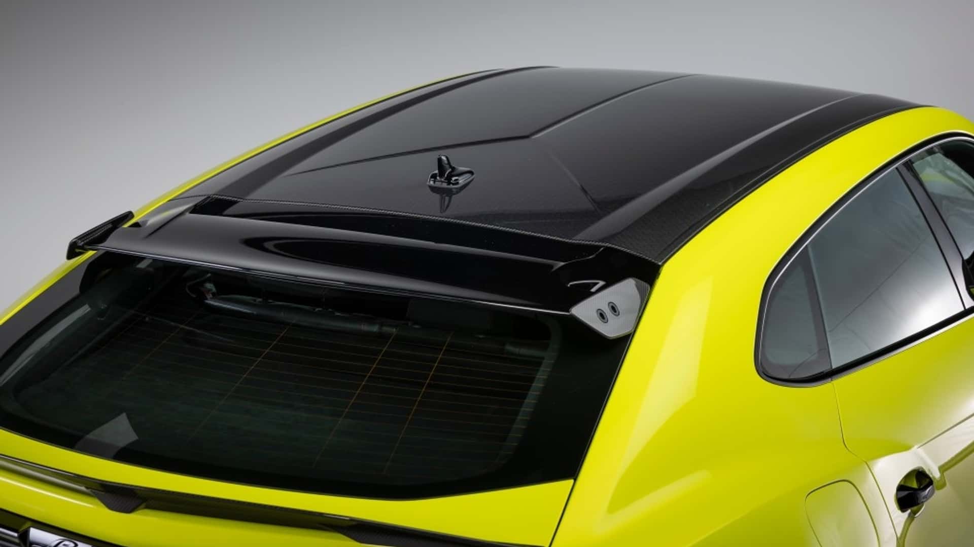 Lamborghini Urus SE Performante вигляд ззаду зліва