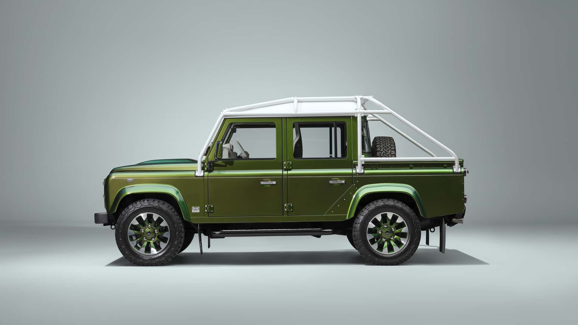 Версія пікап у хамелеоновому забарвленні. Фото: Land Rover