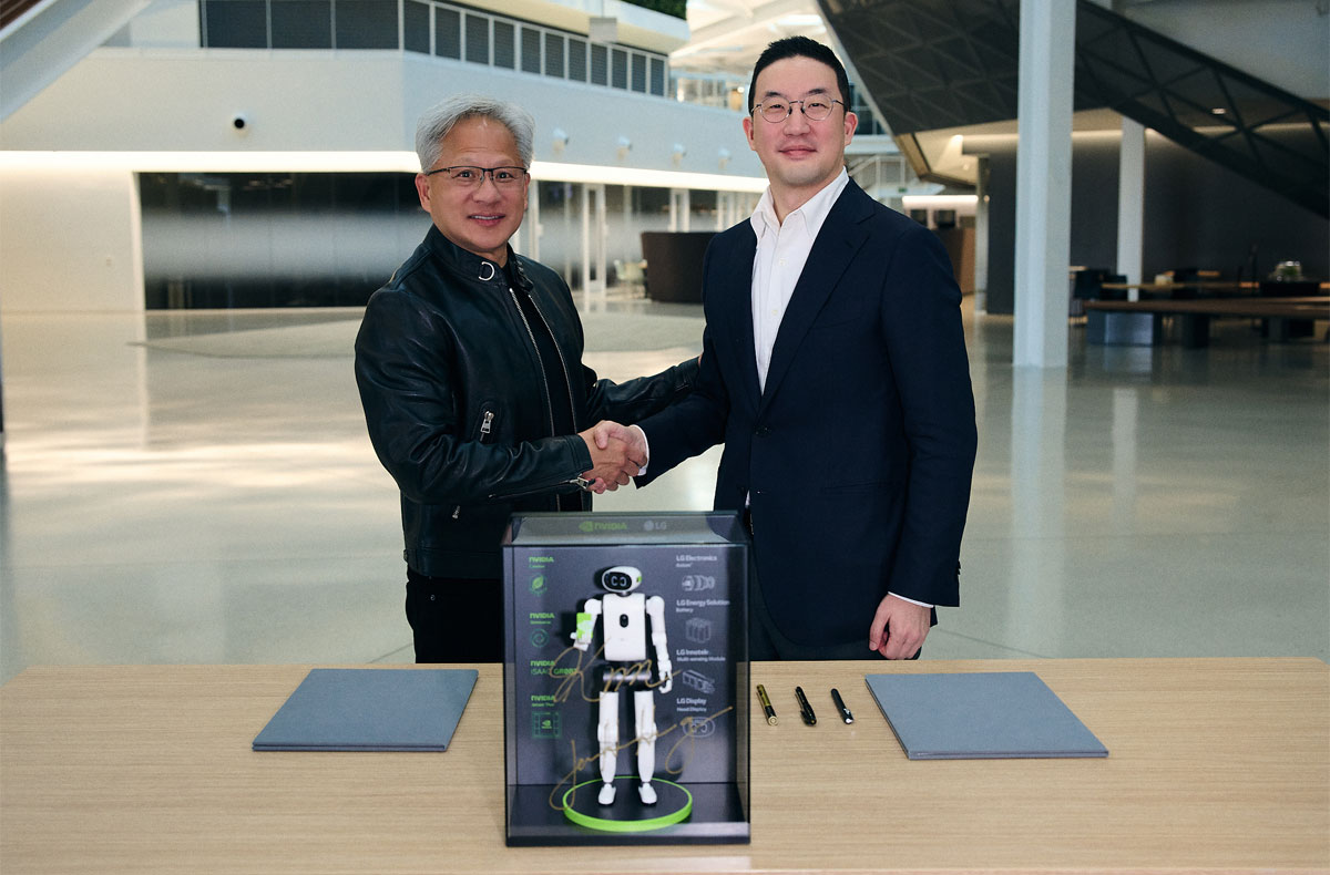 Миниатюрный человекоподобный робот с автографами CEO LG и NVIDIA