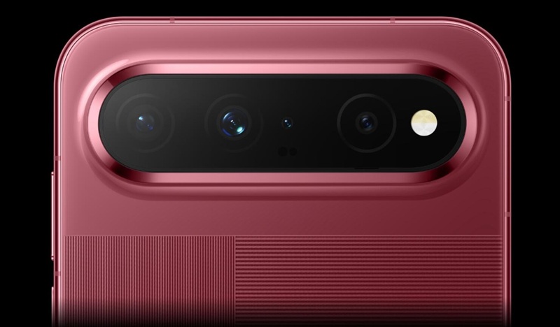 The rear camera system includes a 200MP main sensor, periscope zoom, and a multispectral sensor.