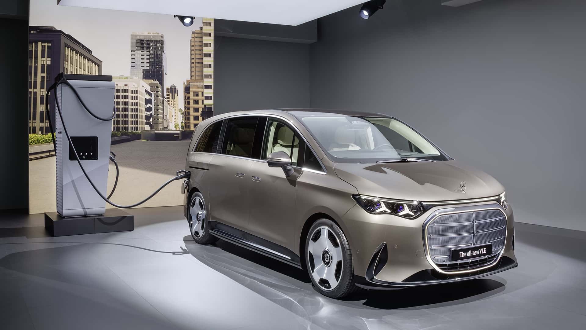 Electric minivan Mercedes-Benz VLE front