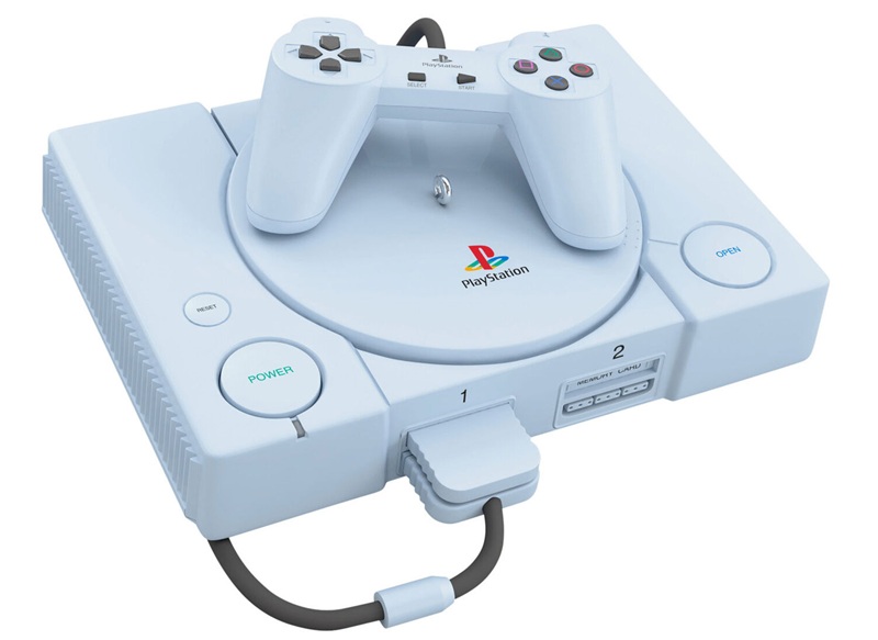 L'ornement PlayStation Console de Hallmark reproduit fidèlement le design de la PS1 originale, manette DualShock incluse.