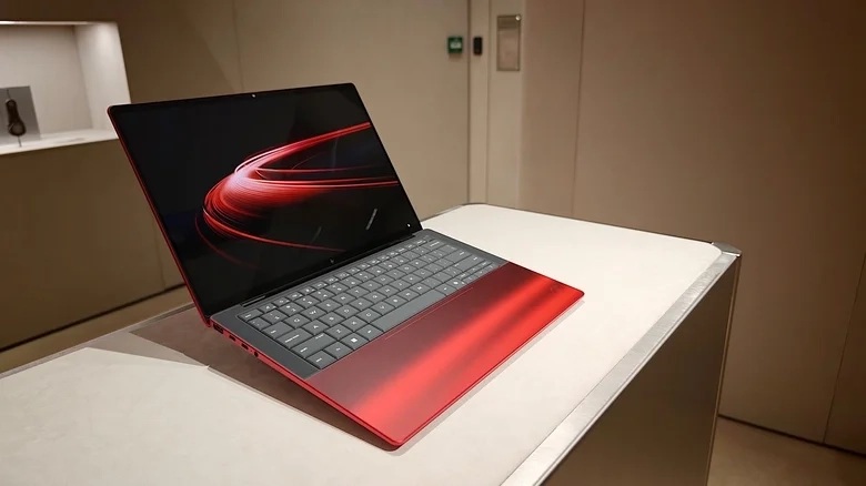 Le châssis en aluminium fraisé CNC laqué Rosso Magma, la teinte emblématique de Ferrari.