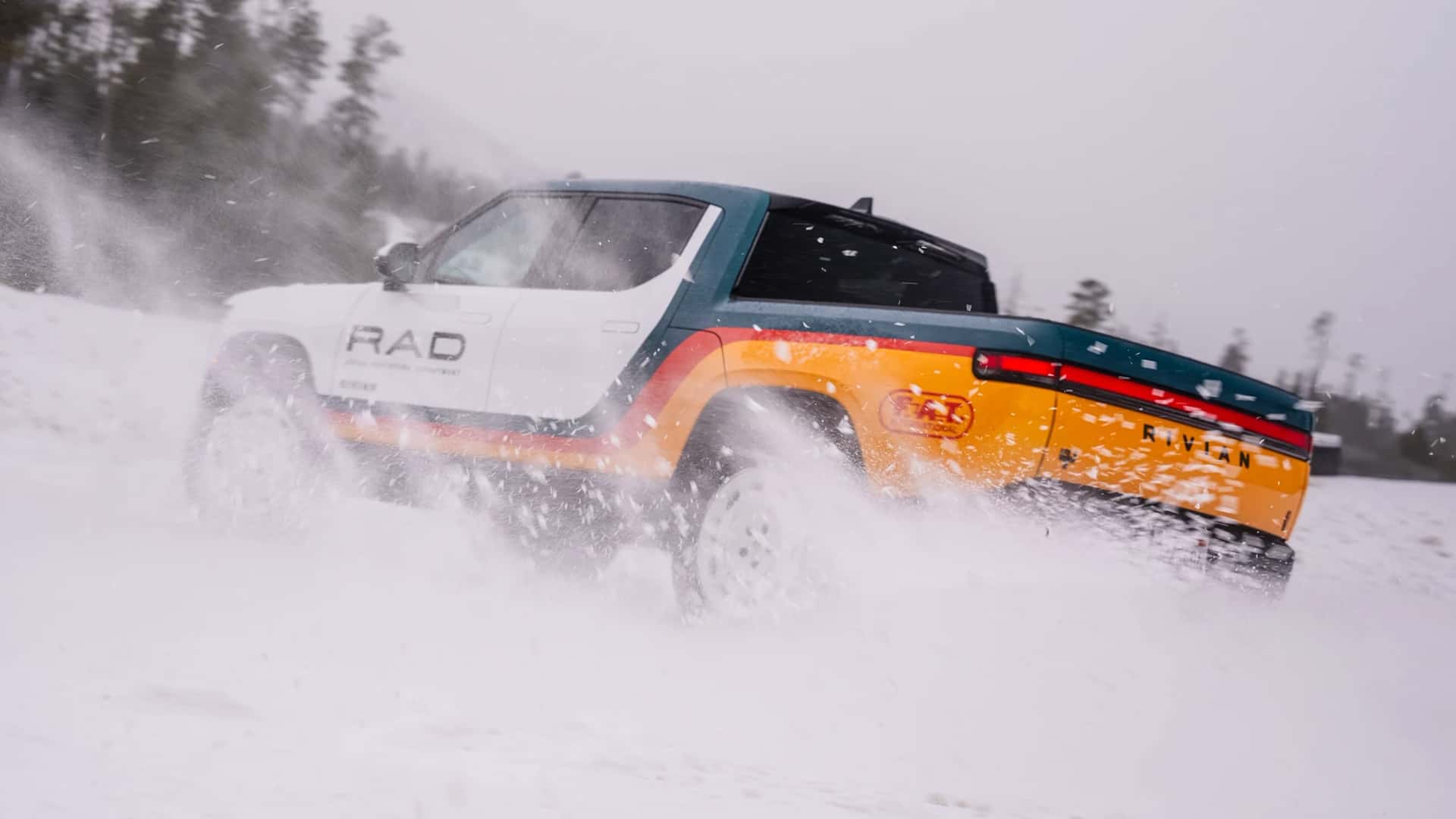 Rivian RAD автомобіль на підйомі