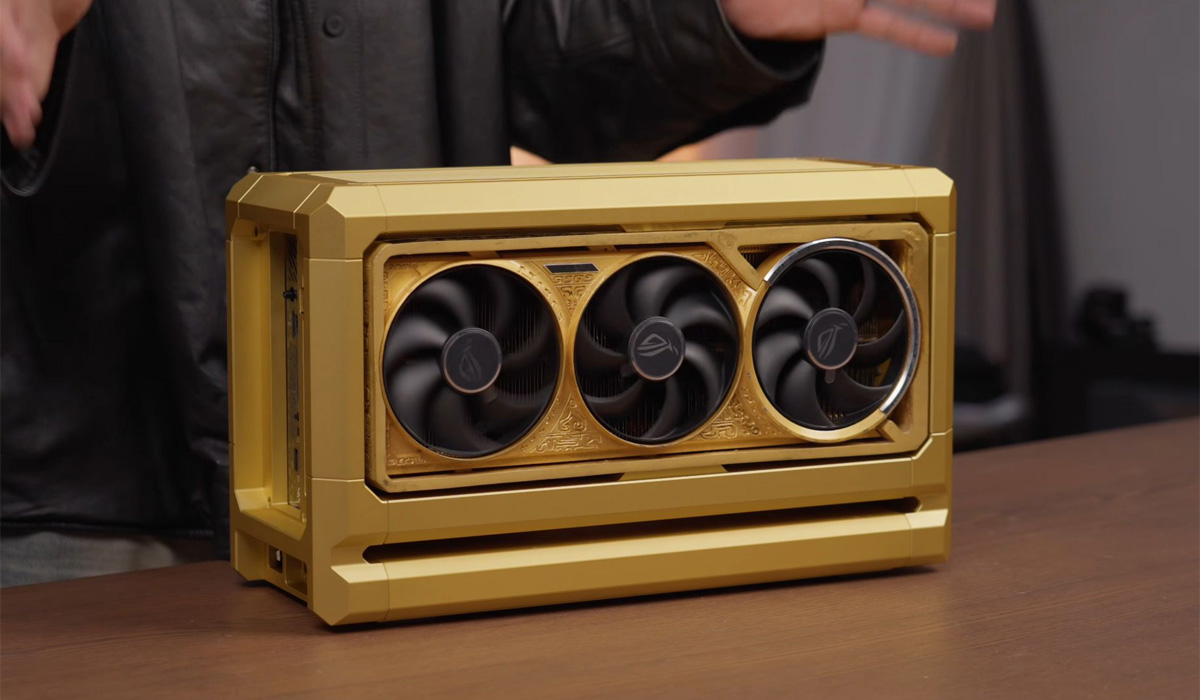Фотографія RTX 5090 ROG Astral Real Gold Edition 1