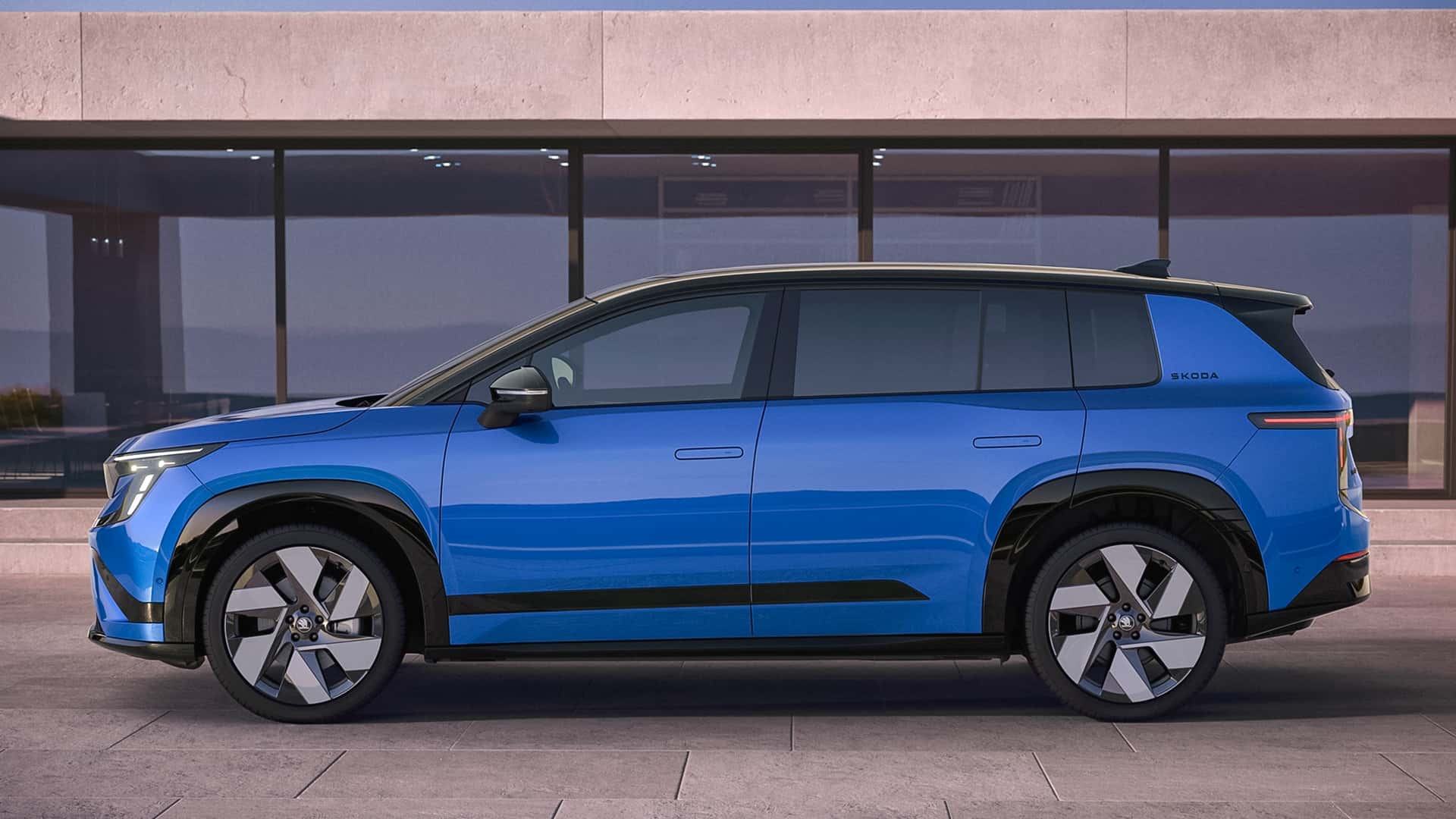 Skoda Peaq Sportline ззаду на дорозі