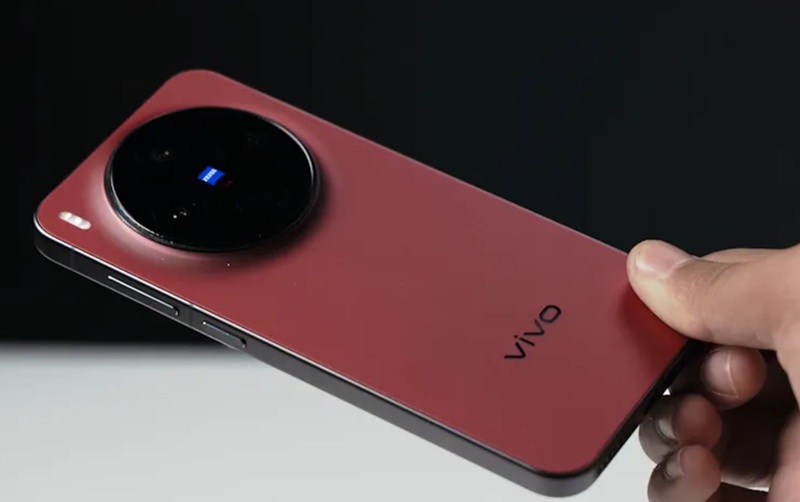 Vivo X300s у червоному кольорі