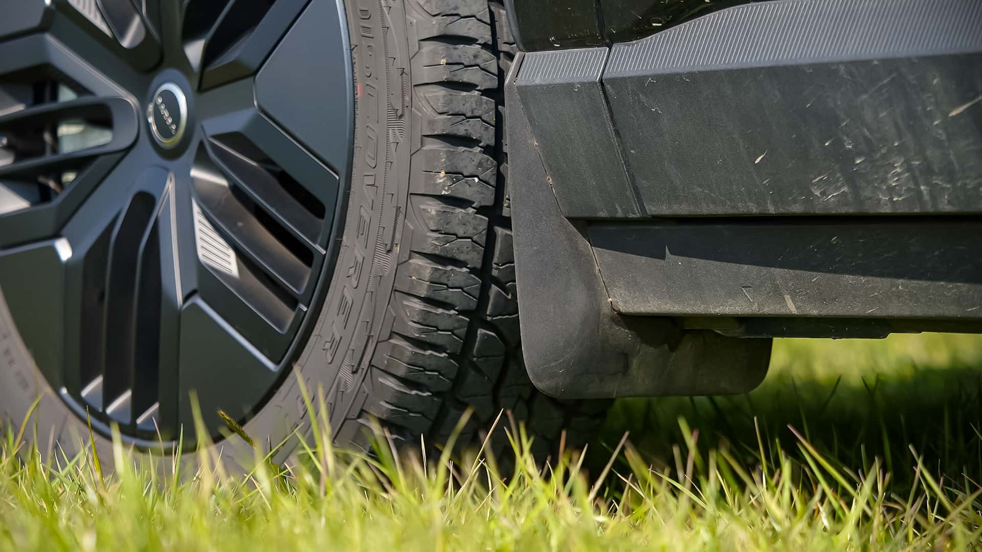 Volvo EX30 спереду