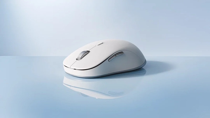 Xiaomi Wireless Mouse 4 Pro en coloris blanc — le capot supérieur se retire magnétiquement pour accéder à la pile et au récepteur USB.