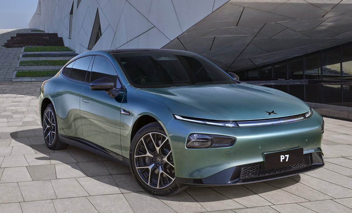 XPeng P7 на дороге